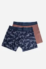 Pack de dos bóxers Mistral, uno liso en color marrón y otro con estampado abstracto en tonos azul y gris. Ambos cuentan con cintura elástica con el logo de la marca.