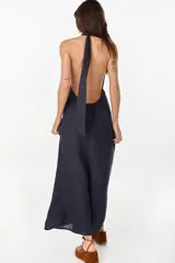 Vestido largo marrón de corte fluido y caída recta, con escote halter y tirantes anchos.