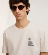 Remera de algodón color crema, de corte recto, con cuello redondo y mangas cortas. Estampa en el pecho con lettering "vento na cara, solto no mundo".