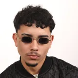 Lentes de sol con marco metálico dorado y forma rectangular pequeña. Cuentan con cristales oscuros y protección UV400.