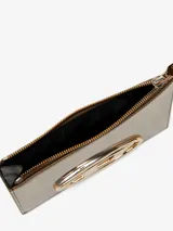 Monedero tipo pouch Diesel color dorado metalizado, con cierre de cremallera, correa de muñeca y logo ovalado metálico en el frente.