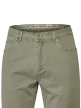 Pantalón de gabardina de corte recto para hombre, color verde militar, con diseño clásico de cinco bolsillos y cierre frontal con botón y cremallera.