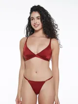 Soutien triangular de diseño minimalista, confeccionado en tela lisa de color negro, con breteles finos ajustables y cierre posterior.