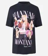 Remera de algodón color negro con cuello redondo y mangas cortas. Presenta una estampa frontal con múltiples imágenes de Hannah Montana y tipografía en tonos rosados.