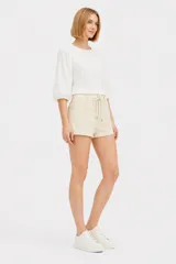Short de algodón de talle alto y corte recto, en color beige claro, con cordón ajustable en la cintura.