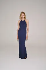 Vestido largo azul marino de viscosa, con cuello halter, espalda descubierta y diseño evasé en la parte inferior.