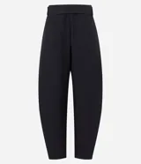 Pantalón de sastrería con modelado barrel, de corte amplio en las piernas y cintura estructurada. Confeccionado en tejido crepe, cuenta con cierre oculto y presillas para cinturón.