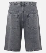 Bermuda de jean estilo baggy, color negro gastado, con bolsillos, cierre de botón y cremallera, y pespuntes contrastantes.
