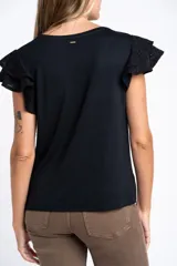 Remera negra de viscosa y elastano, con escote redondo y mangas cortas con volado de tela perforada (broderie).