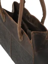 Cartera tipo bowling de cuero 100% natural, color marrón oscuro, con doble asa de hombro y diseño grabado con motivos de hojas.