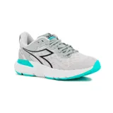 Championes de running Diadora Mythos Blushield Volo 3 W, color blanco y gris con detalles en negro y turquesa. Cuentan con suela de goma y tecnología Blushield.