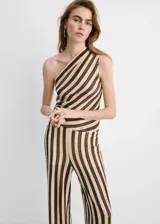 Pantalón de tiro medio con cintura elástica y corte recto, confeccionado en tejido de punto con diseño de rayas verticales en tonos marrón y beige.