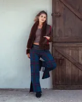Campera acolchada de diseño artesanal, con detalles de piel sintética en cuello, puños y ruedo. Presenta costuras decorativas en crochet color rojo en los bolsillos y hombros, con cierre frontal.