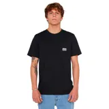 Remera negra de manga corta, con cuello redondo y un bolsillo en el pecho que incluye un parche bordado con el logo de la marca.