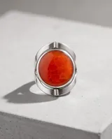 Anillo de plata 925 con diseño ovalado reversible y detalles de pasta de coral en tono naranja.
