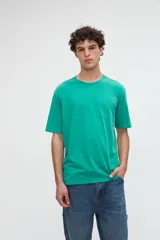Remera de manga corta color verde, con calce relaxed y estampa en la espalda con diseño de naranjas y texto "Verdevita".