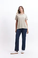 Remera color beige de algodón, con cuello redondo y corte recto.