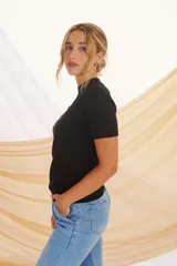 Polera de tejido de punto color celeste claro, de manga corta y cuello alto tipo mock neck.