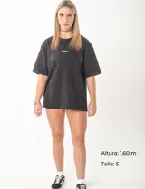 Remera unisex de corte oversize con efecto de lavado a la piedra, confeccionada en algodón de alto gramaje. Presenta cuello redondo y el logo de la marca bordado en el centro del pecho.