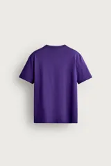 Camiseta regular fit color amarillo, con efecto lavado, cuello redondo y manga corta.