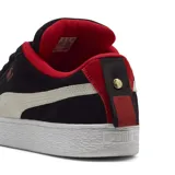 Championes Puma modelo Suede XL, color negro con detalles en blanco y rojo. Confeccionados en gamuza, presentan un diseño robusto con suela de goma blanca texturizada y cordones gruesos.