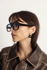 Lentes de sol con armazón de policarbonato en diseño carey y protección UV400.