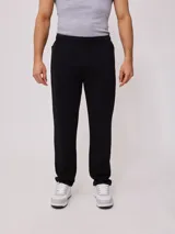 Pantalón deportivo jogger recto negro, confeccionado en 60% algodón y 40% poliéster.