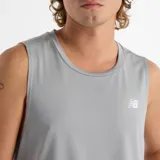 Musculosa deportiva New Balance de hombre, modelo Sport Essential MT51800YST, color gris con el logo de la marca estampado en blanco en el pecho.
