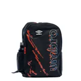 Mochila Umbro modelo Fika, color negro con detalles estampados en rojo y azul. Cuenta con compartimento principal con cierre, bolsillo lateral de red y logo de la marca en el frente.
