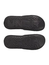 Sandalia tipo ojota Under Armour, color negro con logo blanco en la correa. Cuenta con plantilla de espuma viscoelástica para mayor amortiguación y suela de EVA para mayor durabilidad.