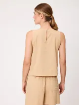 Musculosa de lino color verde claro, con cuello redondo y diseño holgado.