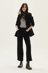 Jean de tiro alto y pierna ancha, color negro.