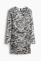 Vestido mini de manga larga en punto elástico con escote cruzado en V, corte ajustado y diseño drapeado en los laterales.