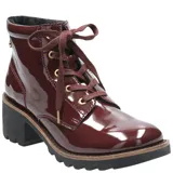 Bota acordonada de estilo urbano en acabado charol color bordó. Presenta una suela de goma robusta con plataforma y un taco cuadrado de altura media. Incluye ojales metálicos dorados y cordones al tono.