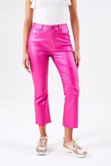 Pantalón de denim color fucsia con acabado brillante, corte flare y largo cropped.