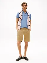 Chomba celeste de corte slim fit, con cuello clásico, tapeta de dos botones y logo de la marca bordado en el pecho.