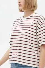 Remera cropped de poliéster, de corte holgado, con cuello a la base y diseño a rayas horizontales borravino y blanco.