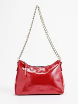 Cartera de mano de cuero charol color rojo, con diseño en forma de media luna y correa de cadena metálica plateada. Cuenta con cierre superior y tirador de cuero.