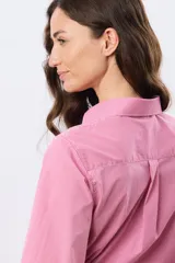 Camisa de manga larga con estampado a cuadros vichy en color rojo y blanco, cuello camisero, cierre frontal con botones y puños con frunces.