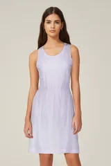 Vestido corto lila sin mangas de algodón con cuello redondo y cintura elastizada.