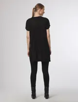 Blusa canalé asimétrica de manga corta y cuello redondo, color negro, con diseño largo y fluido.