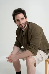 Camisa celeste de manga larga con cuello mao.