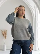 Sweater gris de punto con mangas largas de jean.