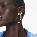 Par de aros colgantes con forma de nudo, engarzados con circonitas blancas y adornados con perlas de cristal blancas en los extremos.