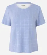 Remera de pijama de viscosa certificada, color celeste con estampado de cuadros grid.