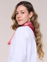 Bandana de satén cuadrada con estampado paisley y arabescos.