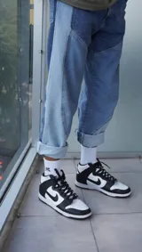 Medias blancas de algodón con logo bordado en negro.