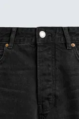 Jeans regular fit de denim de algodón en color gris con efecto lavado, tiro medio, diseño de cinco bolsillos y cierre frontal con botones.