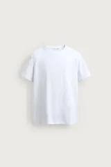 Camiseta blanca de corte slim fit, cuello redondo y manga corta.