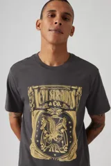 Remera gris oscuro de algodón con cuello redondo y estampado frontal de Levi's con un águila y estrellas en color dorado.